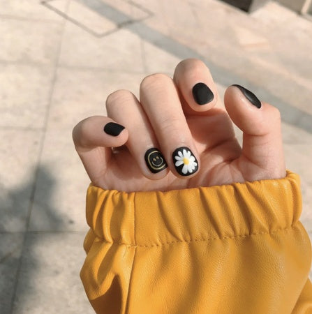 Short Style Daisy Nails